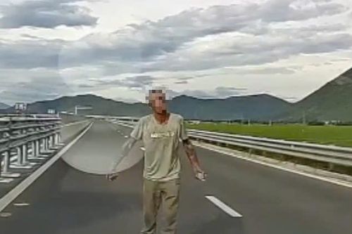 Người đàn ông cầm đá, chặn đầu ô tô trên cao tốc Vân Phong - Nha Trang