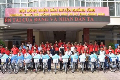Trao xe đạp cho học sinh khó khăn ở Khánh Hòa