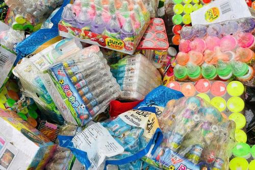 Gia Lai: Kiên quyết xử lý tình trạng vứt bỏ bánh kẹo, đồ chơi không rõ nguồn gốc, bảo vệ mỹ quan đô thị