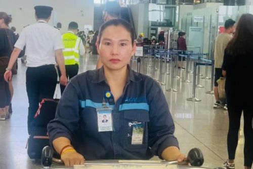 Khách Hàn Quốc vui mừng nhận lại 5 triệu Won bỏ quên tại Sân bay Nội Bài