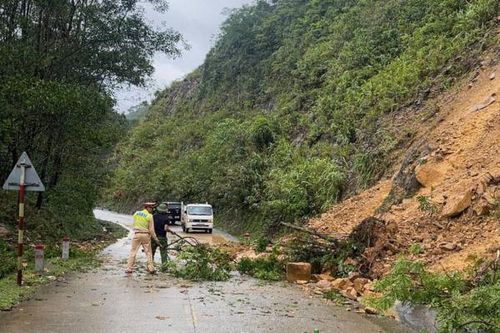 Công an Quảng Bình ứng trực, đảm bảo an toàn cho nhân dân trong mưa lũ