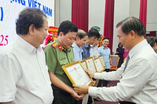 Tỉnh Sóc Trăng tặng Bằng khen Văn phòng thường trú và Phóng viên Báo CAND