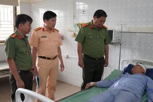 Thăm hỏi cán bộ Công an xã bị thương khi làm nhiệm vụ
