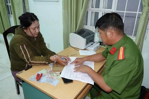 Người phụ nữ gây hàng loạt vụ cướp giật nhắm vào trẻ em bán vé số