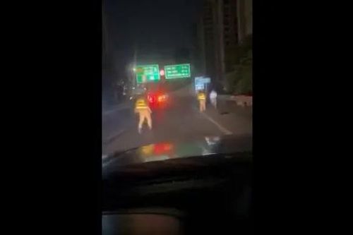 Bắt giữ tài xế xe quá tải lao vào ô tô CSGT