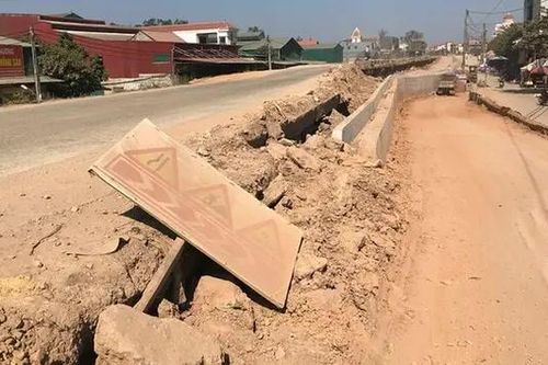 Giao thông mất an toàn ở đường đê Tả Đáy