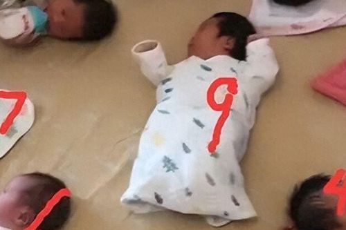 3 cô con gái sinh 3 cùng lúc, bà ngoại một mình chăm 9 cháu sơ sinh, ai nhìn cũng choáng