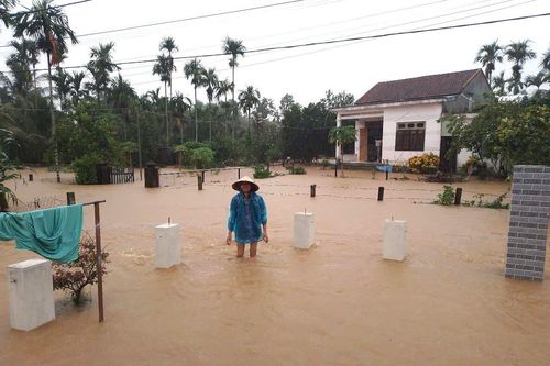 Hơn 2.700 nhà dân ở Quảng Nam, Quảng Trị chìm trong biển nước