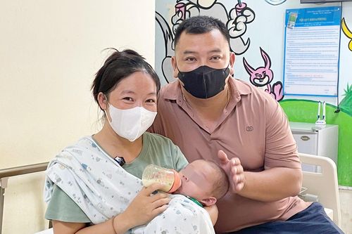 Bé 6 ngày tuổi người Lào xuất viện sau ca mổ tim phức tạp tại Hà Nội