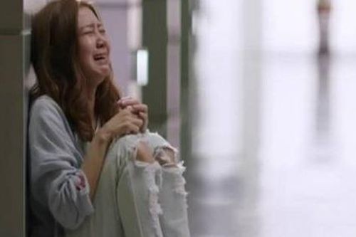 Con dâu mất nhẫn vàng, mẹ chồng nhận tội: Một năm sau bà qua đời để lại 1 tờ giấy khiến tất cả phải bật khóc