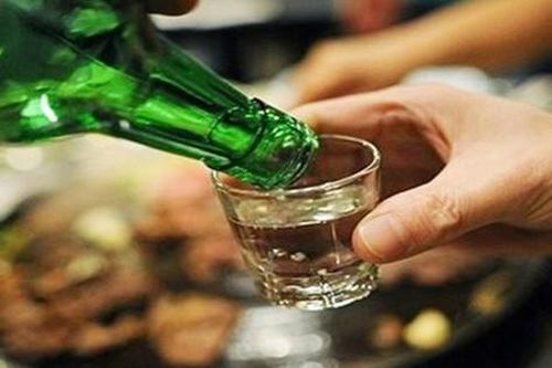 Hai người đàn ông tử vong bất thường nghi do uống rượu