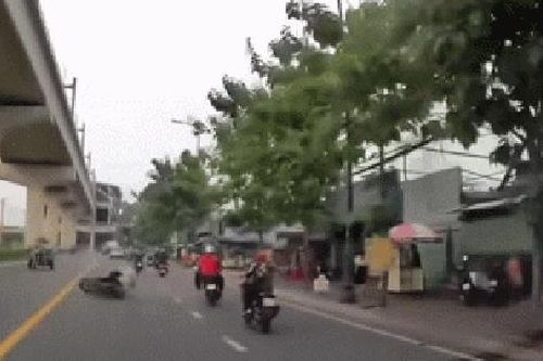 Triệu tập thanh niên 'tung cước' khiến người chạy xe máy té xuống đường ở TP Thủ Đức