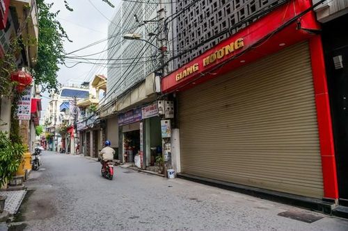 Nhiều cơ sở sản xuất hàng hóa may mặc tại một xã ở Nam Định bỗng nhiên đóng cửa, không khí ảm đạm