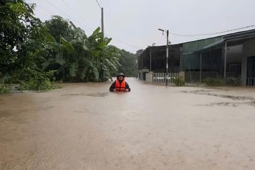 Mưa lũ bất thường giữa mùa hè, nhiều nhà dân ở Quảng Trị ngập sâu, có nơi hơn 1,5m