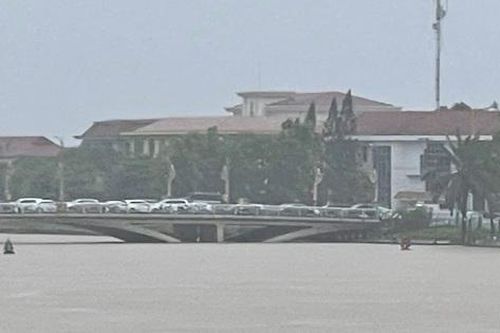 Người dân Quảng Bình 'chạy lũ', đưa ô tô, xe máy lên cầu tránh ngập