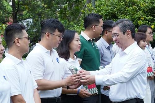 30 bác sĩ TPHCM lên đường chăm sóc sức khỏe cho quân, dân tại huyện đảo Trường Sa