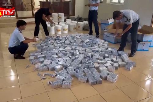Lộ kho hàng chứa hàng nghìn tuýp thuốc 'trôi nổi'