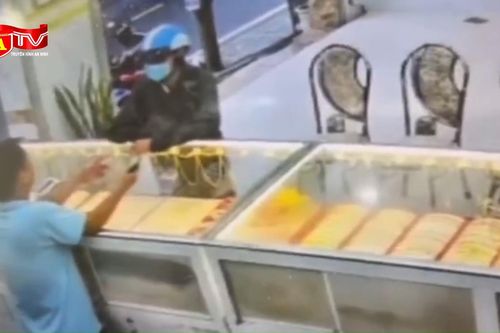 Bắt kẻ giả vờ mua vàng rồi cướp giật, bỏ chạy