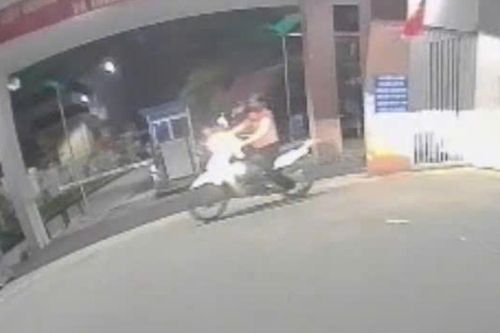 Người phụ nữ lái xe máy bỏ đi sau khi gây tai nạn nghiêm trọng