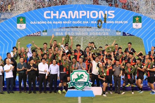 Ninh Bình nâng cúp đầy cảm xúc, chờ derby với Nam Định ở V-League mùa tới