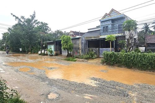 Hoài Ân (Bình Định): Người dân khốn khổ vì 'nắng bụi, mưa lầy'