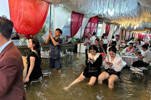 Cô dâu Huế khóc nức nở vì khách lội nước lũ bì bõm đến dự đám cưới