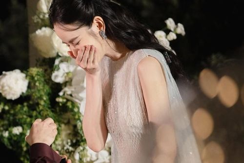 Hương Liên khóc khi được cầu hôn