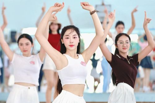 Ai đang rót hàng chục tỷ cho hoa hậu Việt