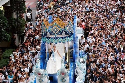 Tân Hoa hậu Thế giới về Thái Lan