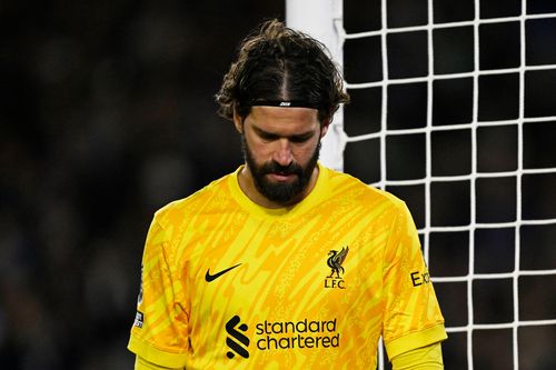 Liverpool nhận đề nghị khó tin về Alisson