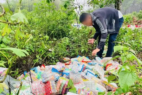Gia Lai: UBND TP Pleiku chỉ đạo vụ vứt bỏ hàng loạt bánh kẹo, đồ chơi hết hạn