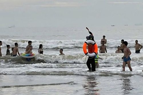 Cứu hộ hơn 20 người tắm biển Cửa Lò bị cuốn vào vũng xoáy