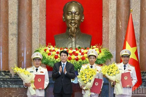 Chủ tịch nước Lương Cường trao Quyết định thăng cấp bậc hàm Thượng tướng cho lãnh đạo Bộ Công an
