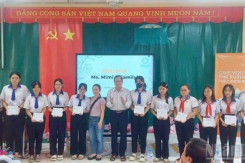 Đồng Tháp: Trao tặng quà, học bổng GEMS cho học sinh khó khăn