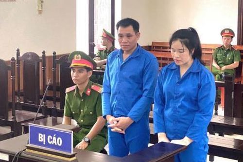Vợ chồng cùng buôn… hàng trắng