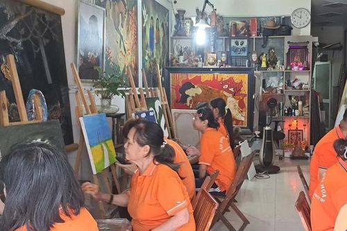 'Nói' với đời nhờ hội họa
