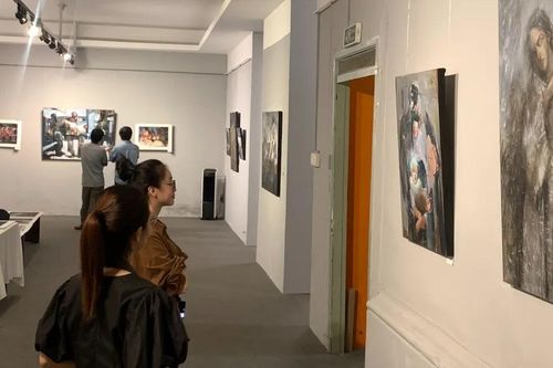 Triển lãm 'Gió' của họa sĩ Kim Chi: Suy tư về phận người qua ngôn ngữ hội họa
