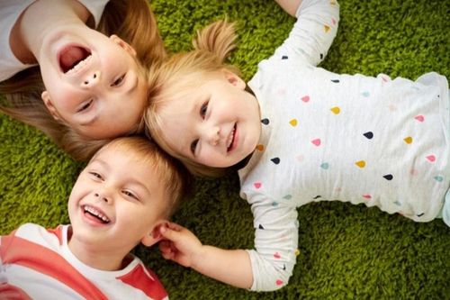Mẹo giúp cha mẹ dạy con yêu thương anh chị em
