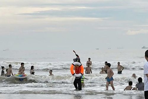 Cứu sống hơn 20 người bị đuối nước ở bãi biển Cửa Lò