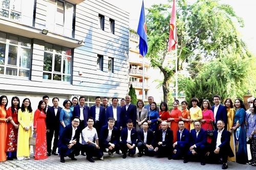 Ủy viên Bộ Chính trị Phan Đình Trạc thăm và làm việc tại Hungary