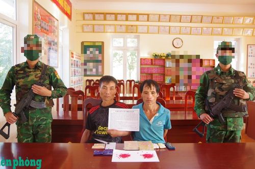 Bắt giữ 2 đối tượng mua bán 2 bánh và 80 gram heroin, 400 viên ma túy tổng hợp