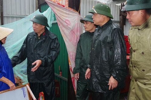 Huy động 100 chiến sĩ giúp người dân khắc phục hàng chục ngôi nhà bị tốc mái do lốc xoáy