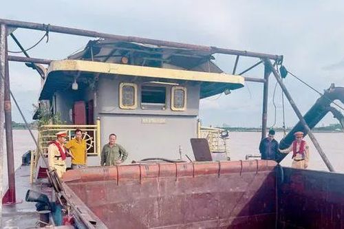 Cảnh sát giao thông vạch trần thủ đoạn hút trộm cát tinh vi trên sông Hồng