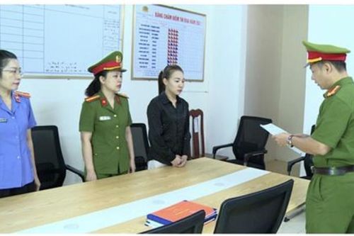 Khởi tố hai đối tượng sản xuất hơn 62.000 gói khô gà, khô bò, heo cháy tỏi giả mạo nhãn hiệu