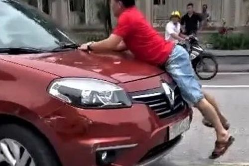 Xôn xao clip người đàn ông bám nắp capo trên chiếc xe đang chạy