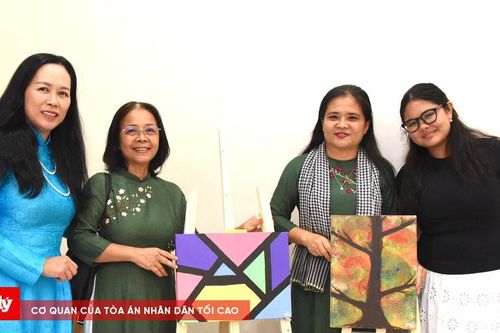 Triển lãm 'Vẽ giấc mơ em' thu hàng chục triệu giúp nữ sinh nghèo