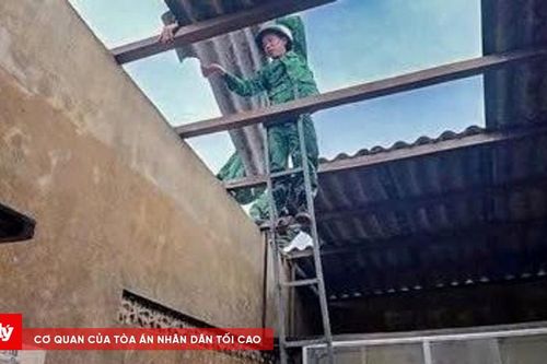 Bộ đội giúp nhân dân lợp lại mái nhà sau dông lốc