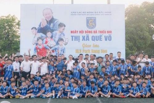 HLV Park Hang Seo dạy hơn 500 em thiếu nhi Bắc Ninh đá penalty