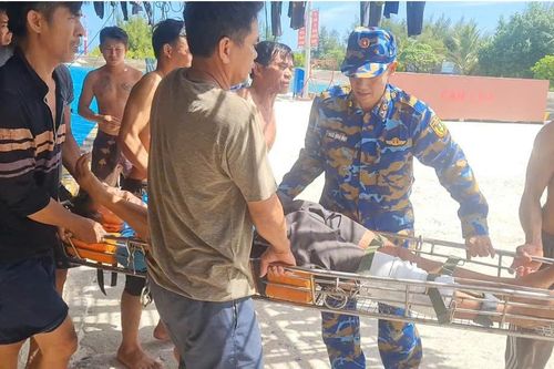 Đảo Sinh Tồn cấp cứu kịp thời ngư dân bị vỡ xương bánh chè