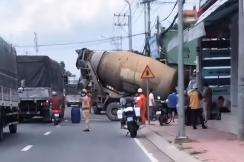 Xe bồn mất lái đâm sập tiệm làm tóc, chủ tiệm may mắn thoát nạn